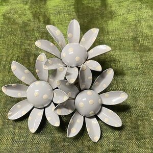 Vintage triple daisy brooch in gray w/white dots